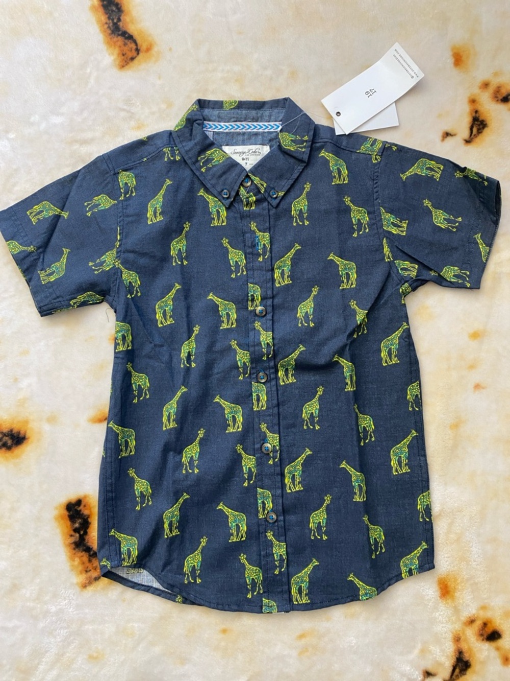 🦒 NWT Sovereign Code Short Sleeve Button Down Giraffe Print Shirt, Boys 7 - Picture 1 of 7